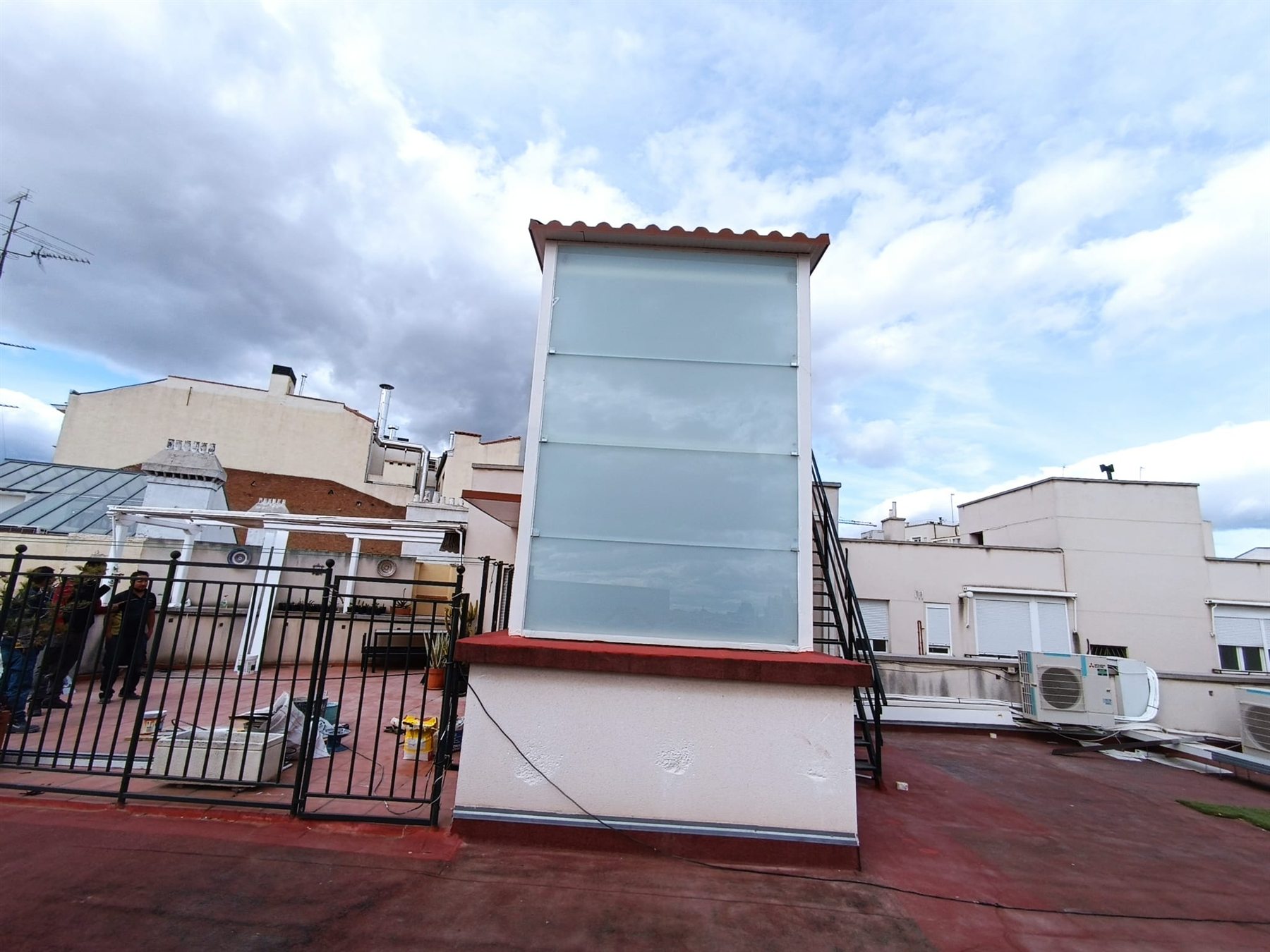 Cerramiento exterior de un ascensor en la cubierta de un edificio