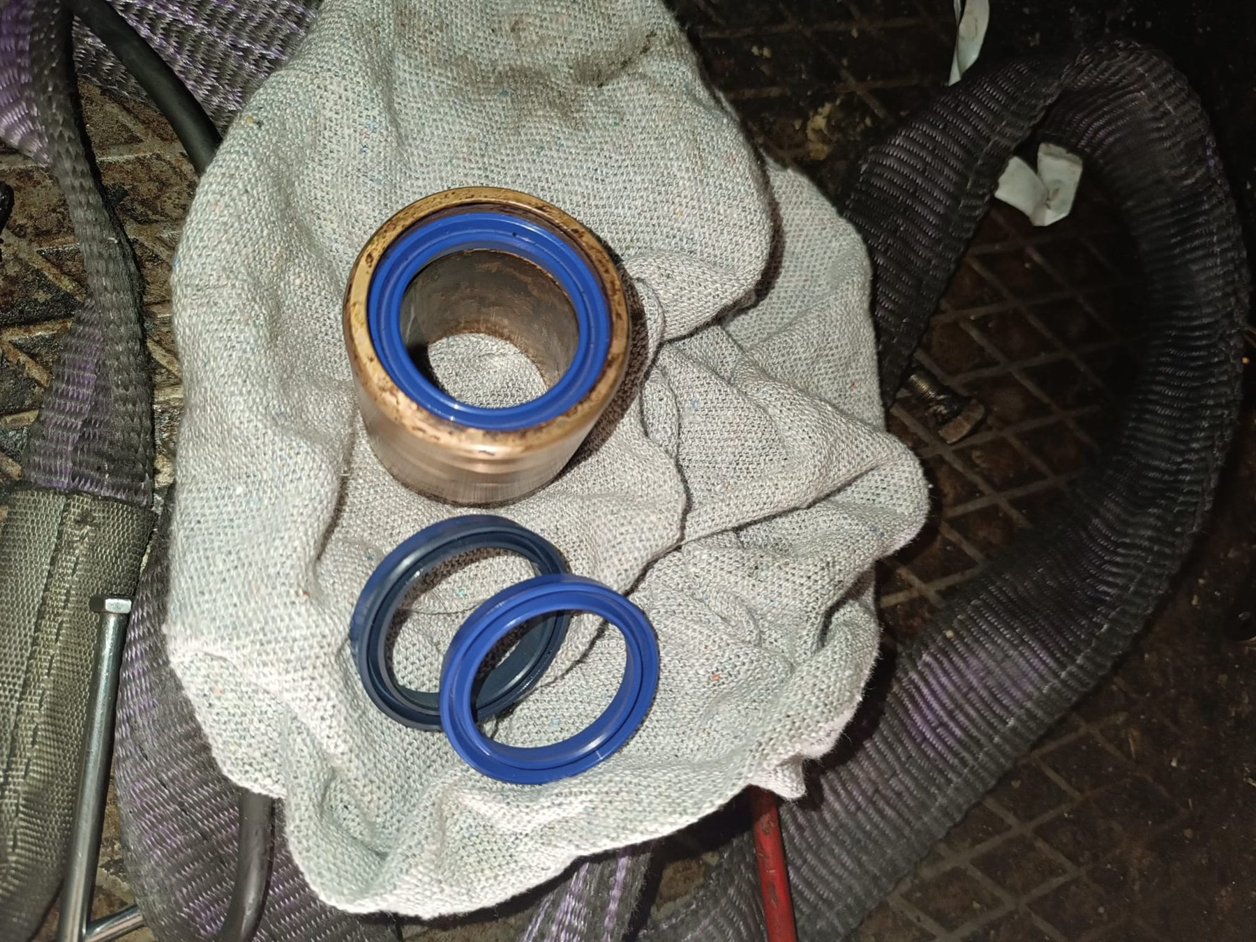 Componentes y retenes utilizados en la reparación de un ascensor