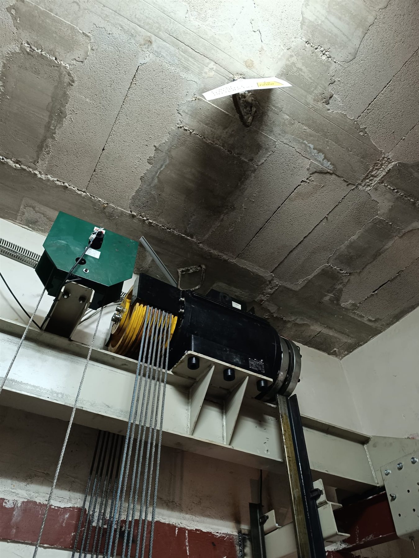Equipo de elevación instalado en el hueco de un ascensor