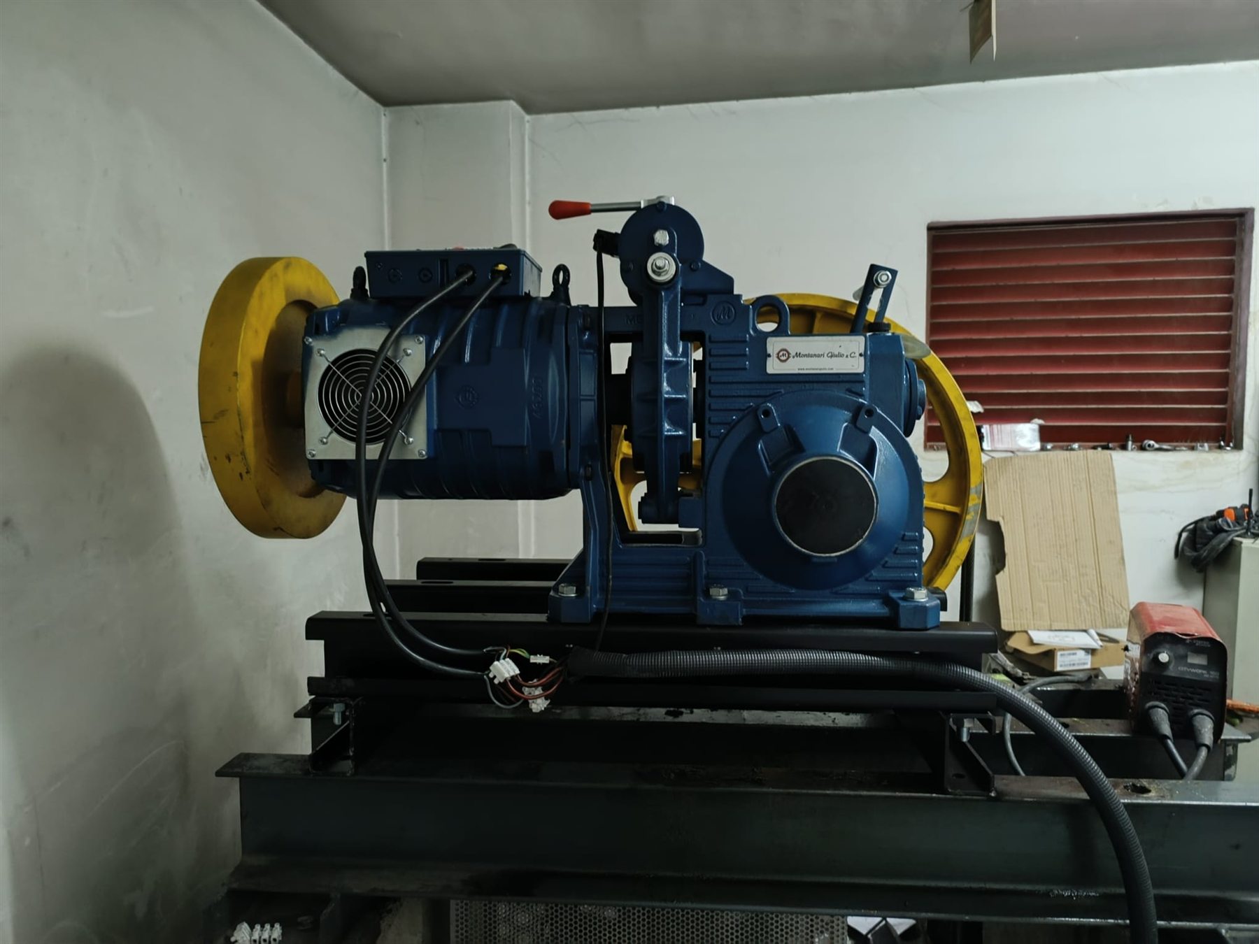 Máquina de tracción moderna para ascensor