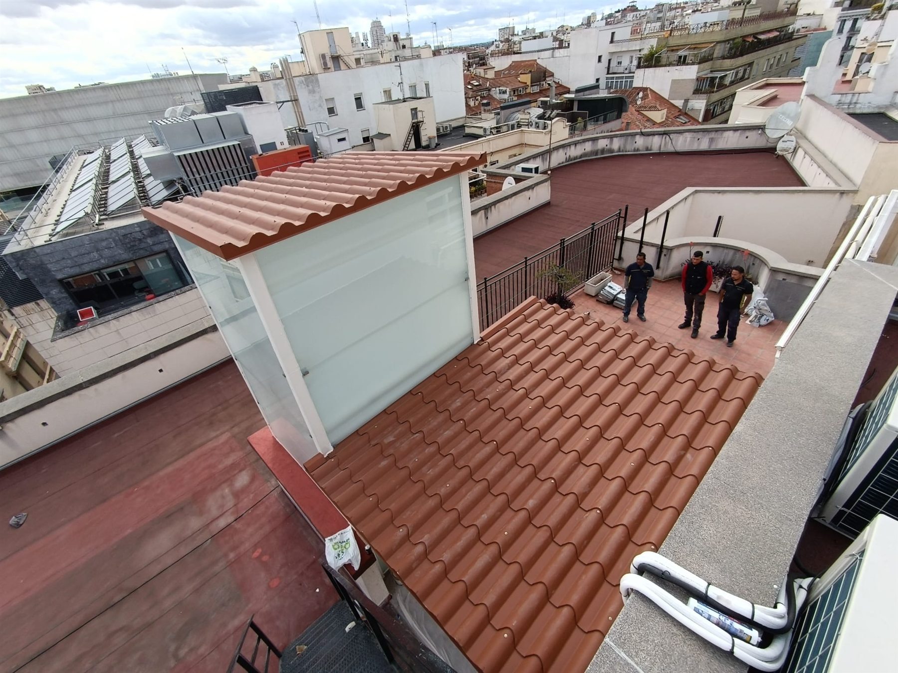 Estructura exterior de ascensor ejecutada sobre la cubierta de un edificio